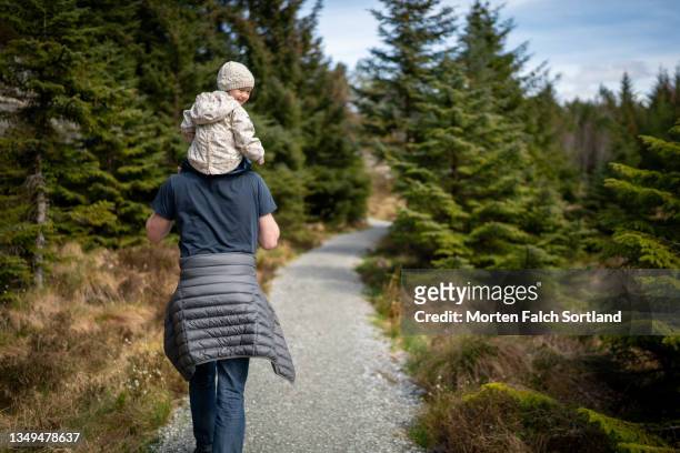 grandfather and grandchild enjoying the outdoors - backpacker road stockfoto's en -beelden