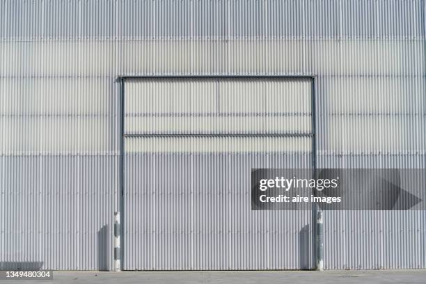 exterior of a closed garage with two railings at its ends, on a sunny day - auto repair shop background stock pictures, royalty-free photos & images