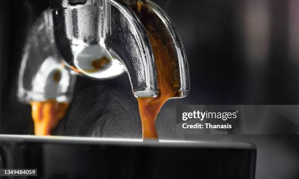 espresso shot pouring out - close-up - coffee capsules stock-fotos und bilder