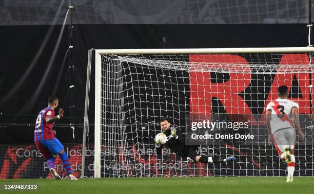 Memphis Depay of FC Barcelona gets his penalty kick saved by Stole Dimitrievski of Rayo Vallecano during the La Liga Santander match between Rayo...