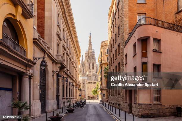 alleys of gothic quarter and barcelona cathedral, barcelona, spain - barcelona spanje stockfoto's en -beelden