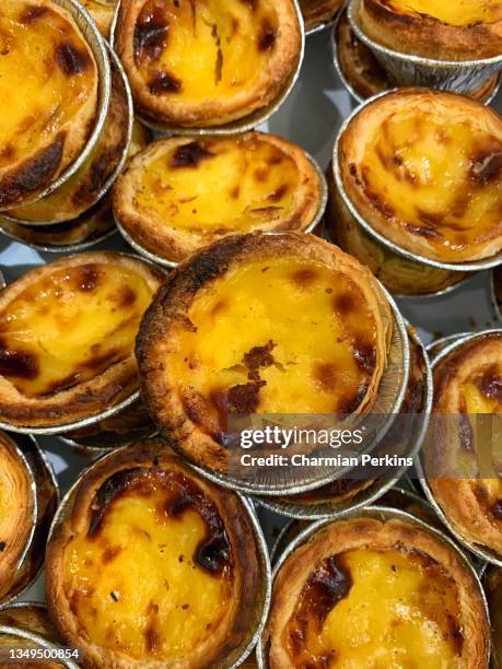 traditional portuguese custard tarts, pastel de nata, sweet pastries from lisbon, dessert from portugal, mediterranean cuisine, confectionery from porto, egg tart - flan tart stockfoto's en -beelden