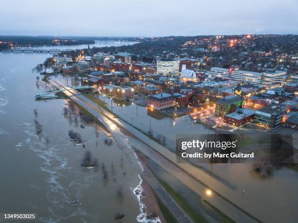 downtown fredericton under water during the flood of 2018, new brunswick, canada - overstroming stockfoto's en -beelden