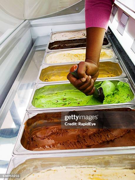 ice-cream scoop - handvol stockfoto's en -beelden