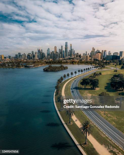 albert park and lake - melbourne skyline stock-fotos und bilder