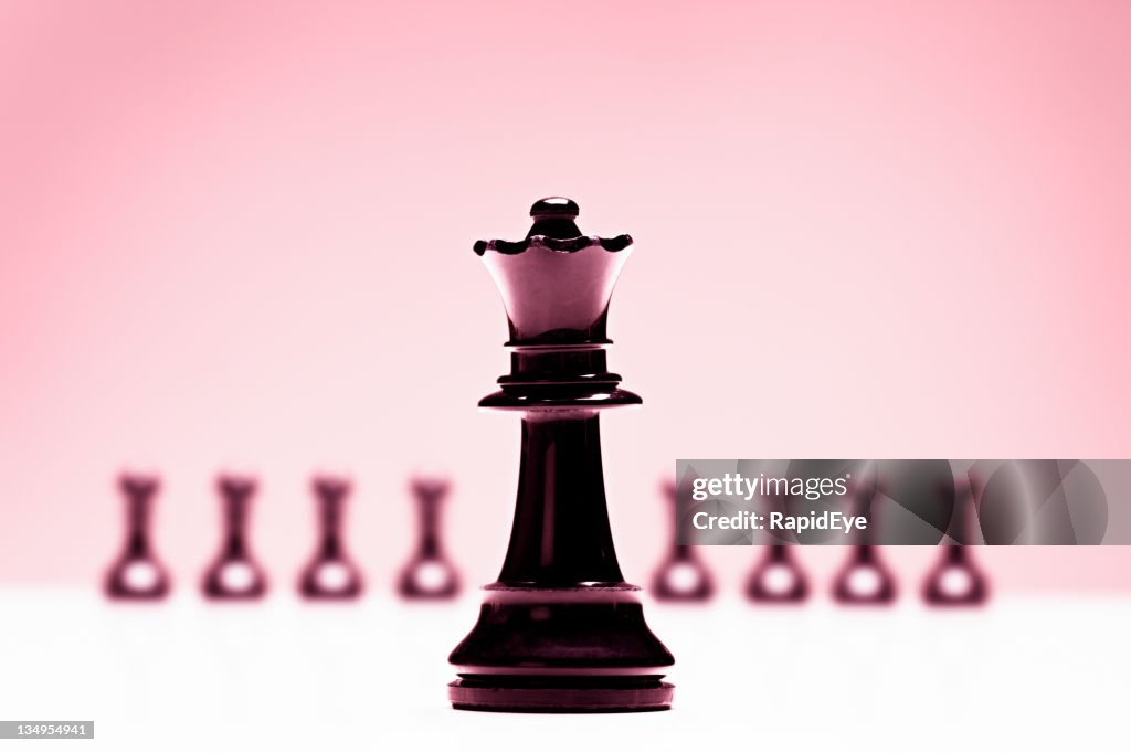 Xadrez queen em frente de pawns em Fundo rosa