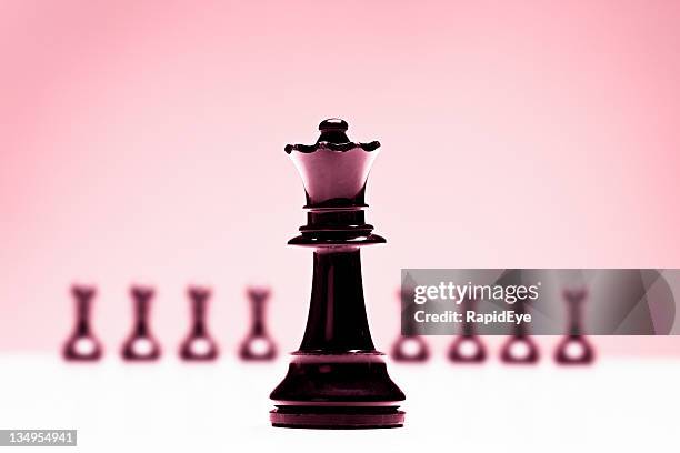 chess queen in front of pawns on pink background - girl power 個照片及圖片檔