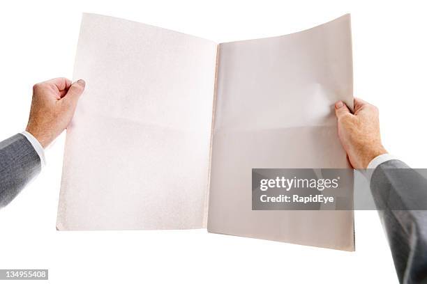 man's hands embrague blanco, abre el periódico de forma hermética. - holding paper fotografías e imágenes de stock