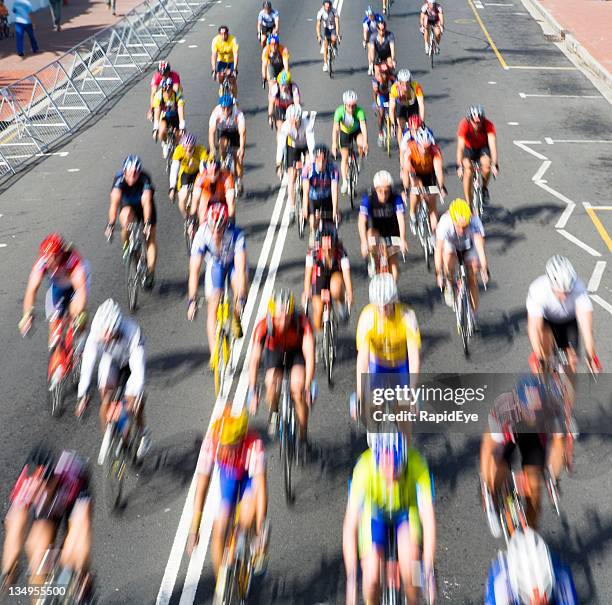 ciclistas de corrida - evento de ciclismo imagens e fotografias de stock