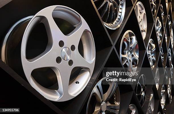 alloy wheel - aluminum stockfoto's en -beelden