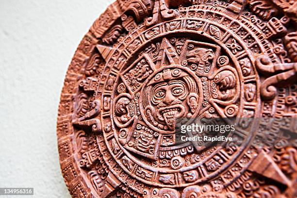 piedra del sol de placa: acodado, vista recortada - calendario azteca fotografías e imágenes de stock