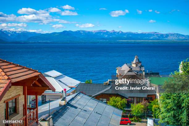 lago nahuel huapi, hoteles y casas. bariloche, río negro, patagonia argentina. - 德巴里洛切 個照片及圖片檔