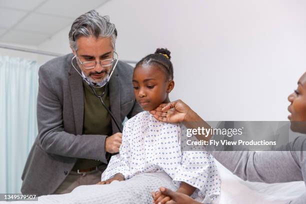 arzt untersucht hospitalisierten pädiatrischen patienten - critical care stock-fotos und bilder