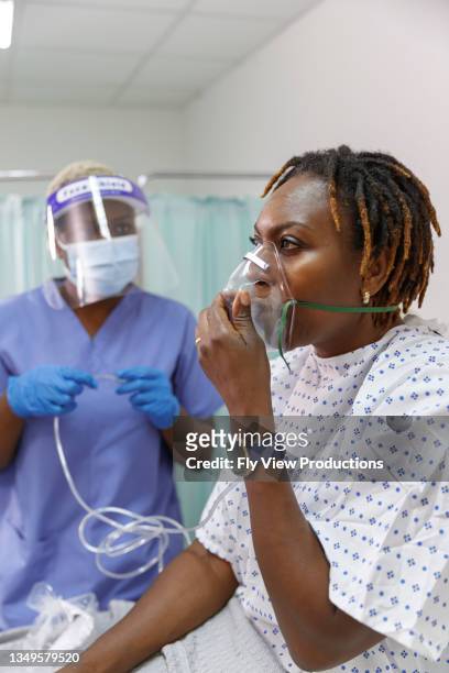 看護師の助けを借りて医療人工呼吸器を使用して病院で病気の女性 - hospital ventilator ストックフォトと画像