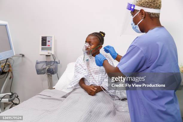 infirmière aidant un enfant malade à l’hôpital avec un ventilateur médical pour respirer - ventilator photos et images de collection