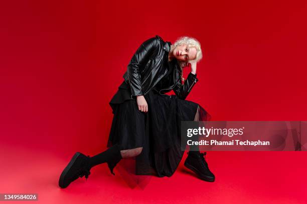 woman dress in black - rode rok stockfoto's en -beelden