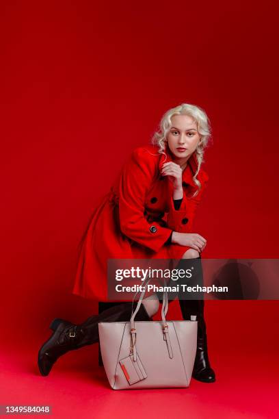 beautiful woman wearing red - rote handtasche stock-fotos und bilder