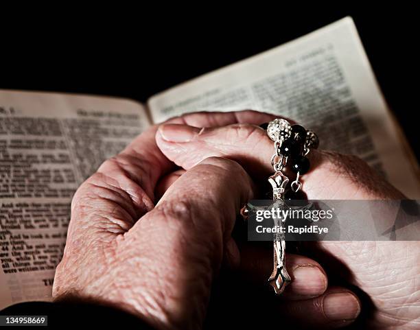 rezar para la salvación - rosary beads fotografías e imágenes de stock