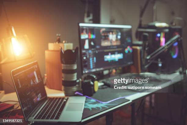 the home office of the content creator or freelance blogger - editor stockfoto's en -beelden