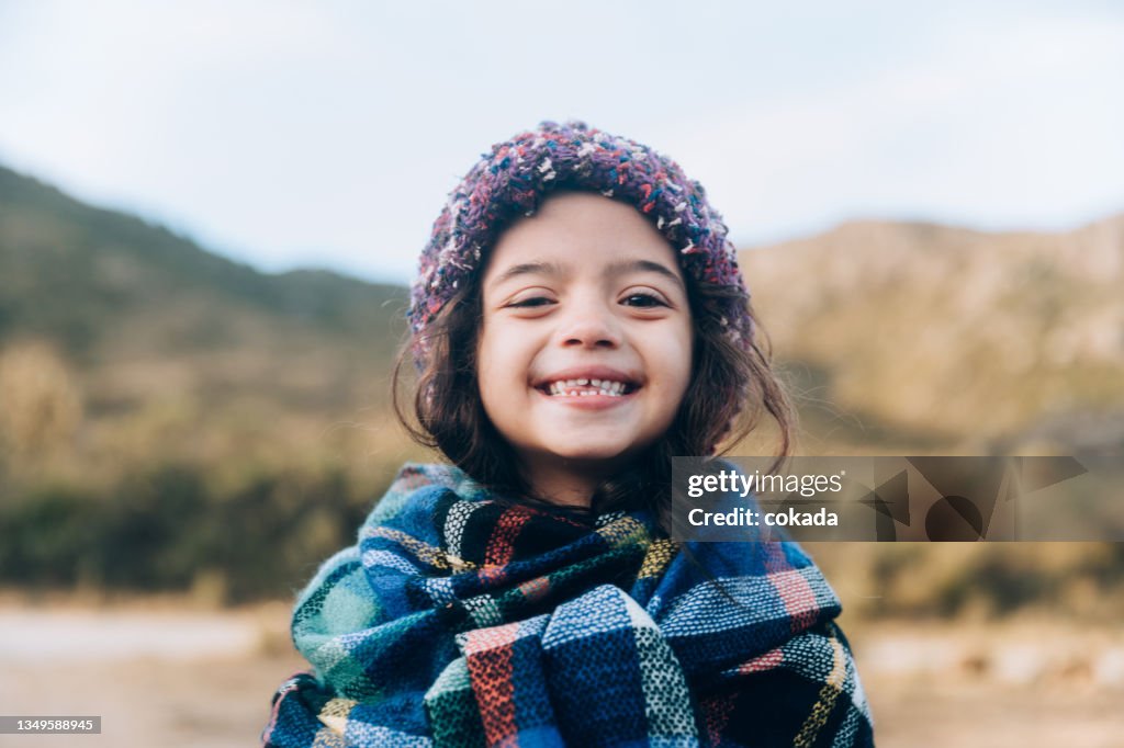 かわいいほほえむ少女