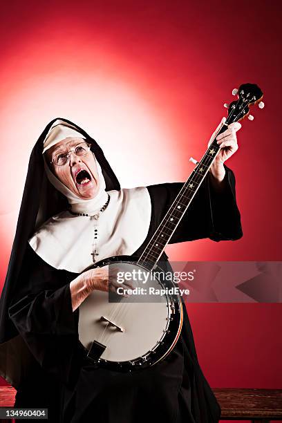 ancianos monja está su inspiración para banjo apoyo. - monja fotografías e imágenes de stock