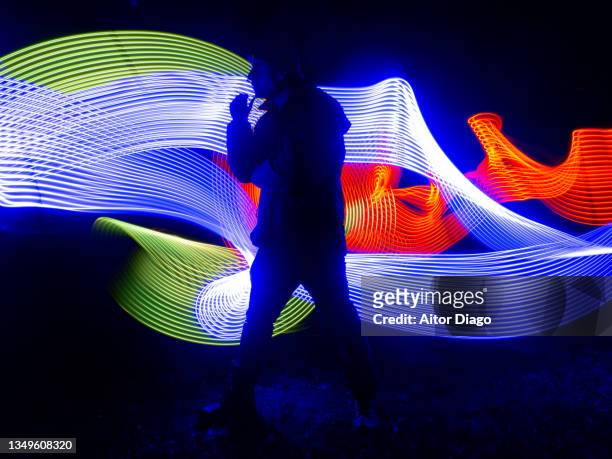 thoughtful person in a futuristic, virtual robotic environment. 3d. light painting - lichtspur stock-fotos und bilder