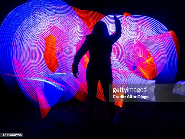 i have an idea! woman holding up her index finger in a futuristic, virtual robotic environment. 3d. light painting - light painting stockfoto's en -beelden