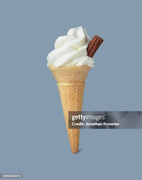 99 flake ice cream cone - object coloured background stock pictures, royalty-free photos & images