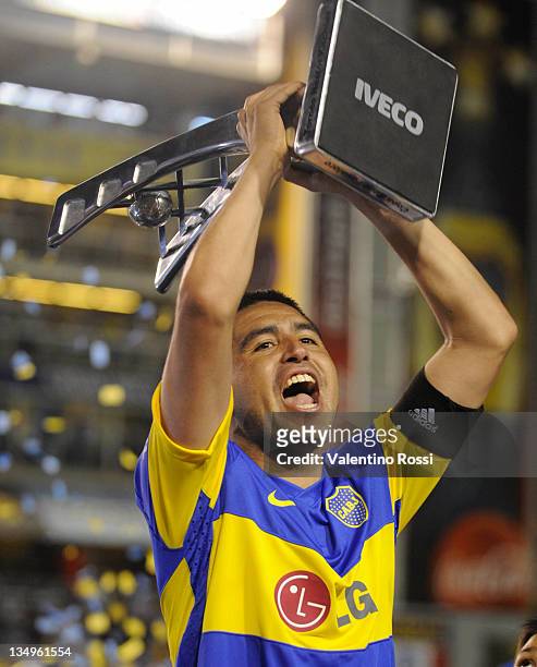 Roman Riquilme of Boca celebrate with the trophy after winning the IVECO Bicentenario Apertura 2011 Tournament La Bombonera Stadium on December 04,...