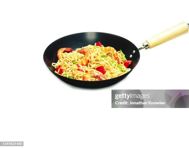 prawn noodle stir fry - wok stockfoto's en -beelden