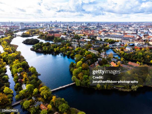paysage urbain de copenhague: christianshavn - freetown christiania photos et images de collection