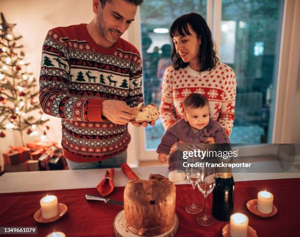 celebrando seu primeiro dia em casa - panettone - fotografias e filmes do acervo