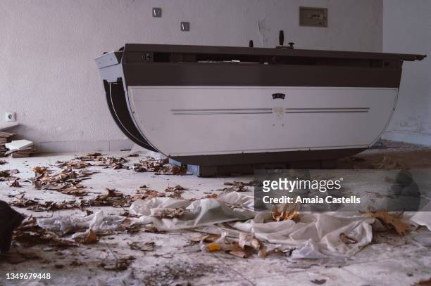 máquina de rayos x en hospital abandonado - abandonado stock pictures, royalty-free photos & images