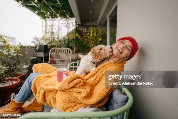 ein warmes getränk mit meiner besten freundin - dog drinking stock-fotos und bilder