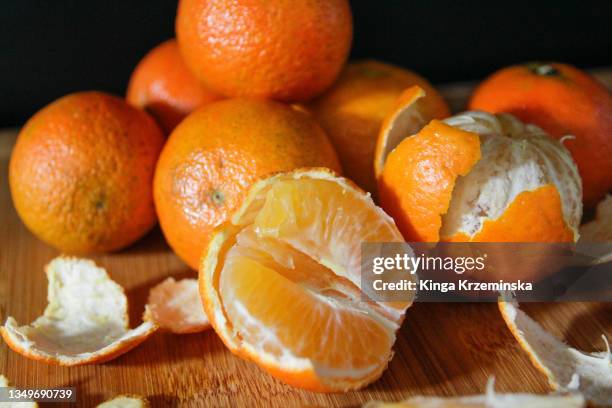 tangerines - geschält stock-fotos und bilder