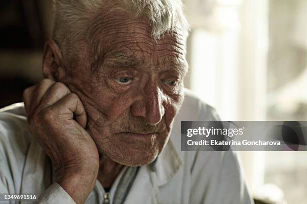 close up portrait of an aging 97-year-old senior. - 101 stockfoto's en -beelden