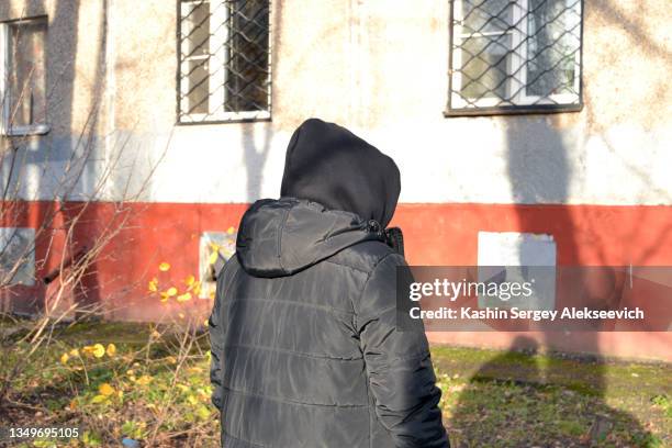teenage boy wearing a hood. - camisa con capucha fotografías e imágenes de stock