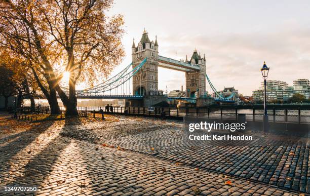 a sunrise view autumn leaves at london's tower bridge - stock photo - london england foto e immagini stock