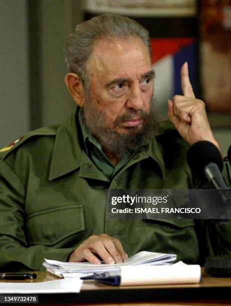 El presidente cubano Fidel Castro participa en el programa televisivo "Mesa Redonda", el 20 de enero de 2006 en La Habana, durante el cual brindo...