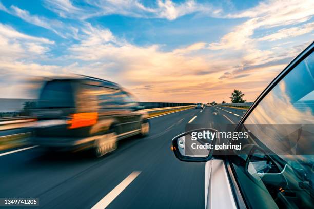 conducir por la autopista - hungary fotografías e imágenes de stock