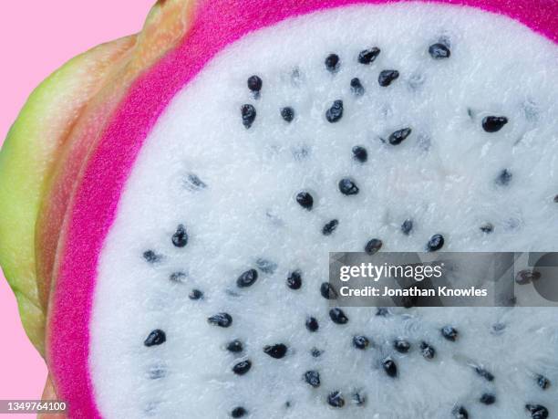 close up sliced dragon fruit - dragon fruit fotografías e imágenes de stock