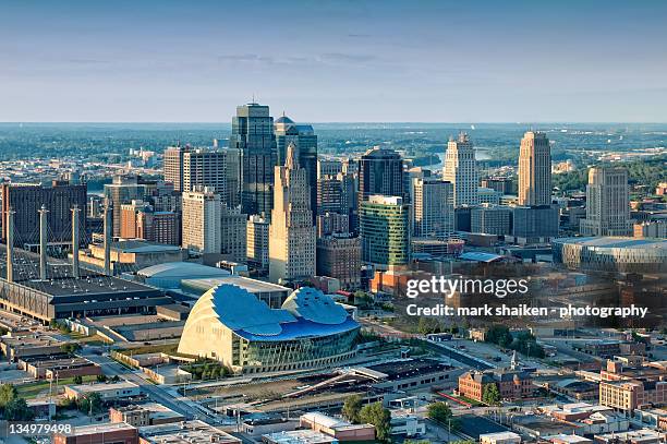 downtown kansas city - southwest view - kansas city missouri stockfoto's en -beelden