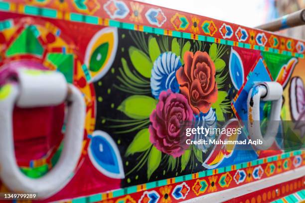 colorful truck art in pakistan - indian entertainment art and culture fotografías e imágenes de stock