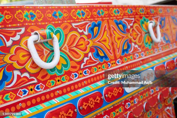 colorful truck art in pakistan - indian entertainment art and culture fotografías e imágenes de stock