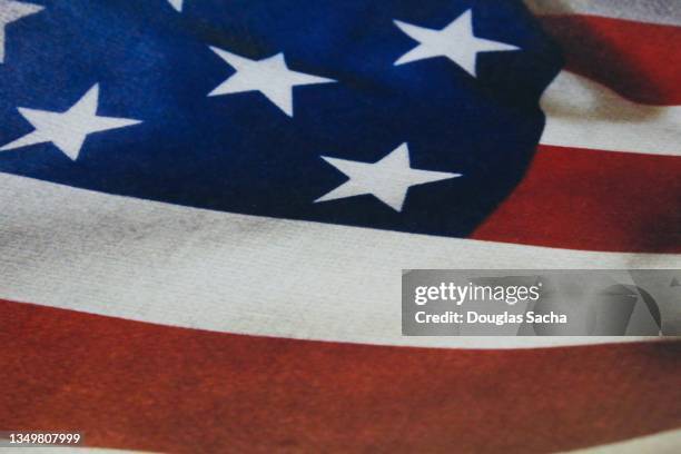 american flag blowing in the wind - american flag texture stock-fotos und bilder