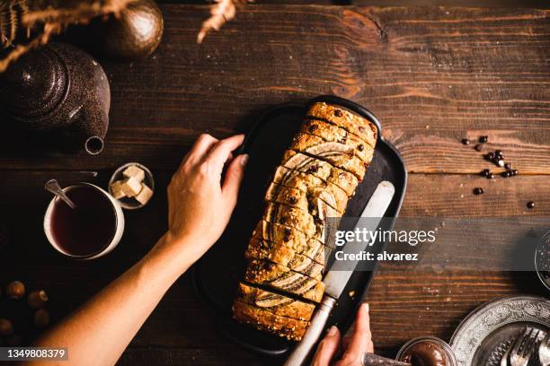 point de vue d’une femme avec du pain à la banane sur le plateau de service. - tea cup overhead view photos et images de collection