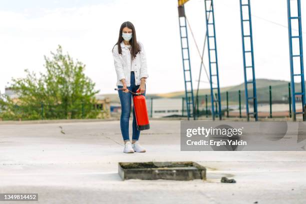 people in the extinguisher training program - in flames i the mask stock pictures, royalty-free photos & images