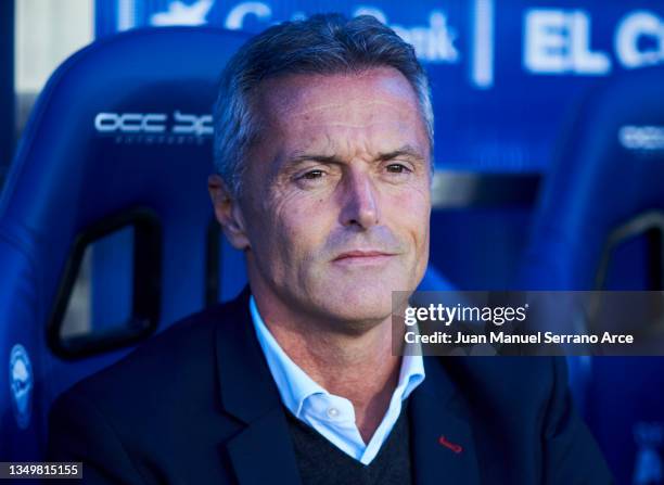 Head coach Fran Escriba of Elche CF reacts during the LaLiga Santander match between Deportivo Alaves and Elche CF at Estadio de Mendizorroza on...