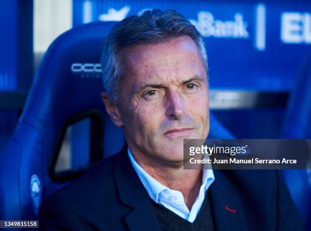 Head coach Fran Escriba of Elche CF reacts during the LaLiga Santander match between Deportivo Alaves and Elche CF at Estadio de Mendizorroza on...