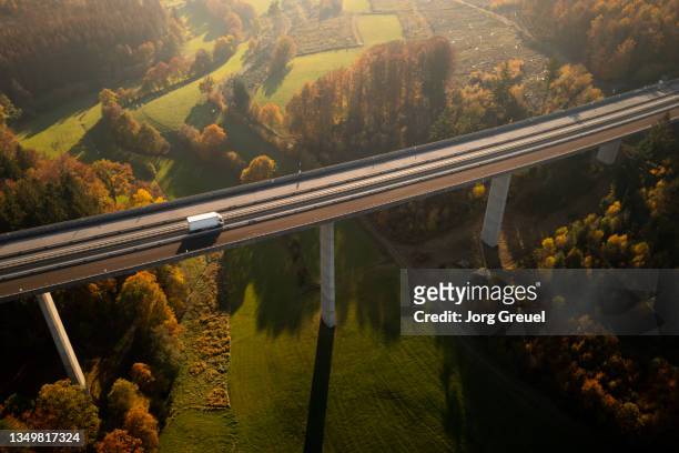 autobahn bridge in autumn - autobahn - fotografias e filmes do acervo